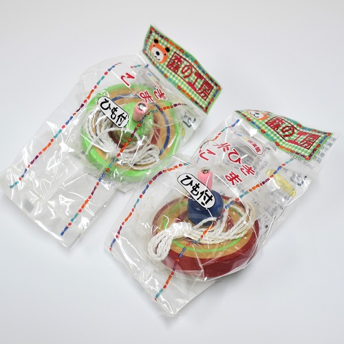 糸ひきこま木製ひも付き　緑と赤