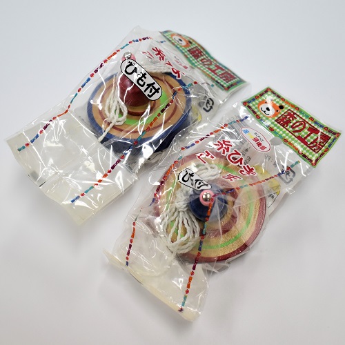 糸ひきこま木製ひも付き　青と赤